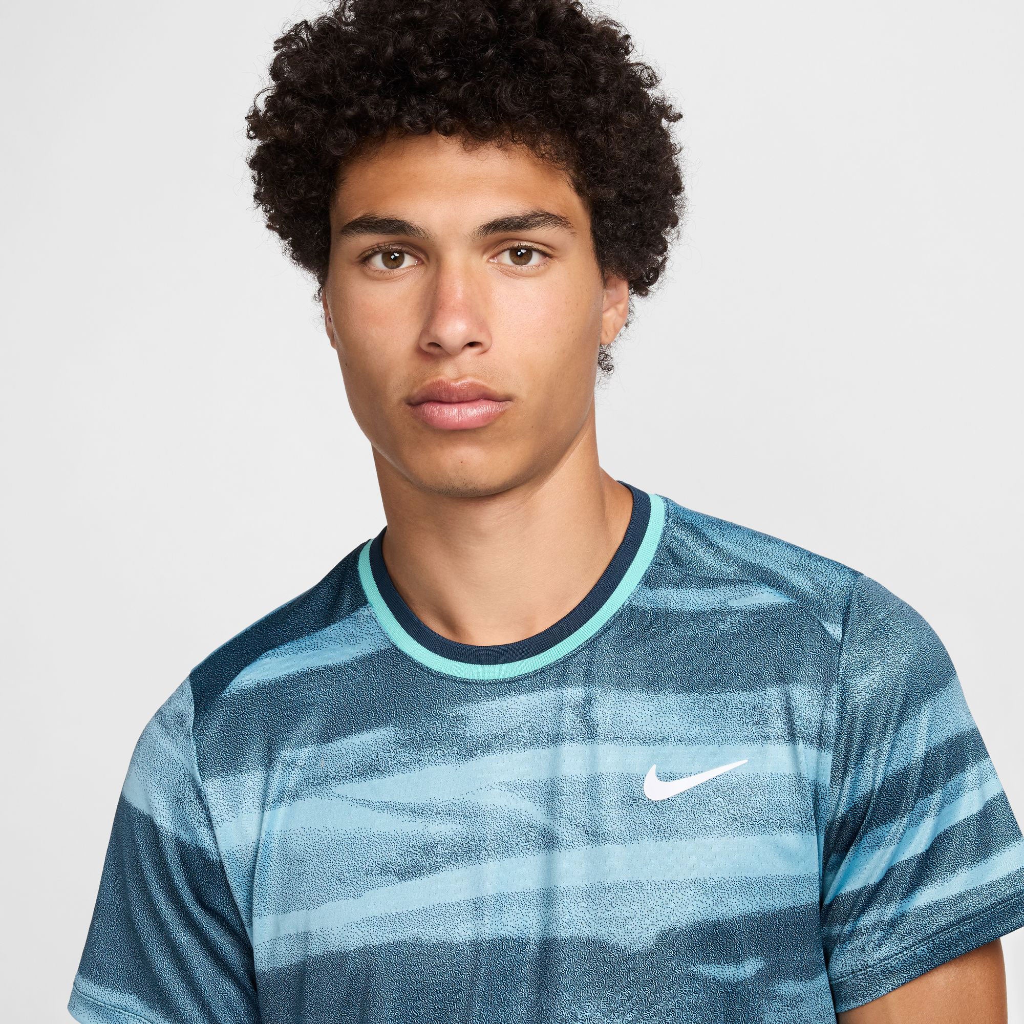NikeCourt Advantage Men's Dri-FIT Printed Tennis Shirt - Image 3